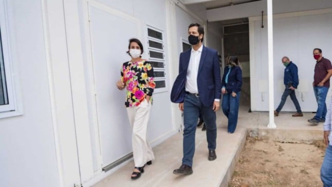 Prefeito Luiz Fernando visitando nova Casa de Passagem