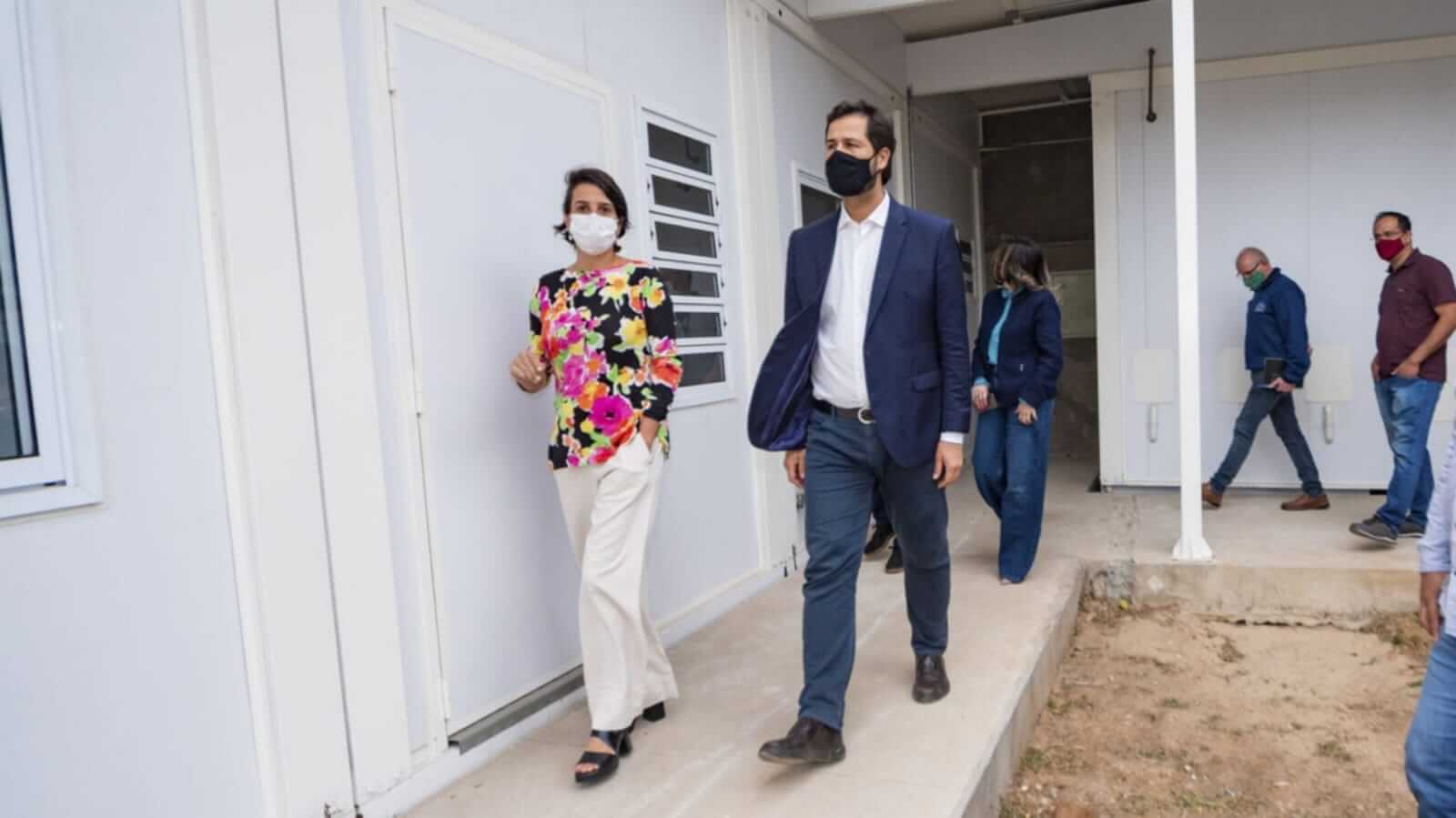 Prefeito Luiz Fernando visitando nova Casa de Passagem