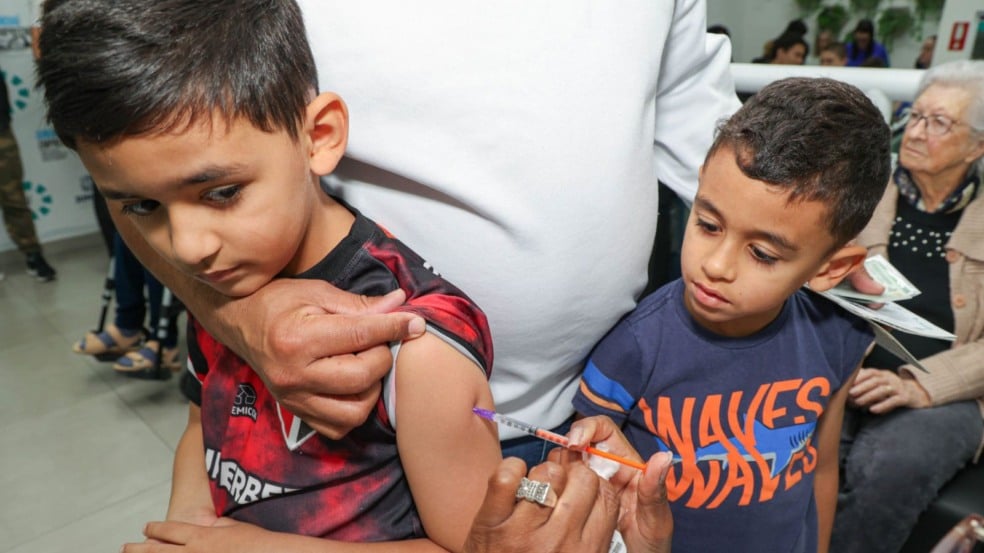 Criança tomando vacina