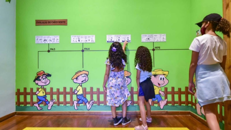 Crianças em sala de exposição do Chico Bento