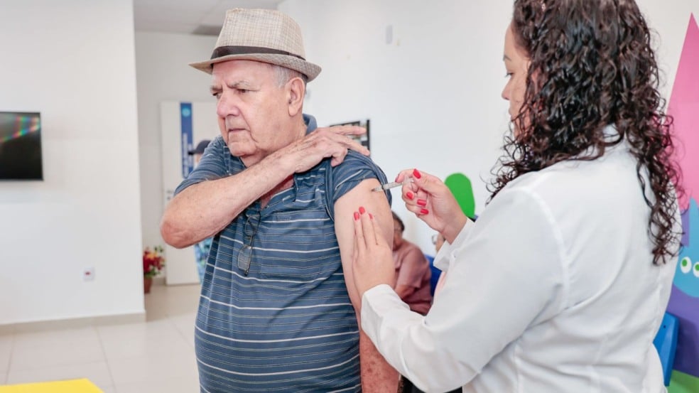 Idoso tomando vacina