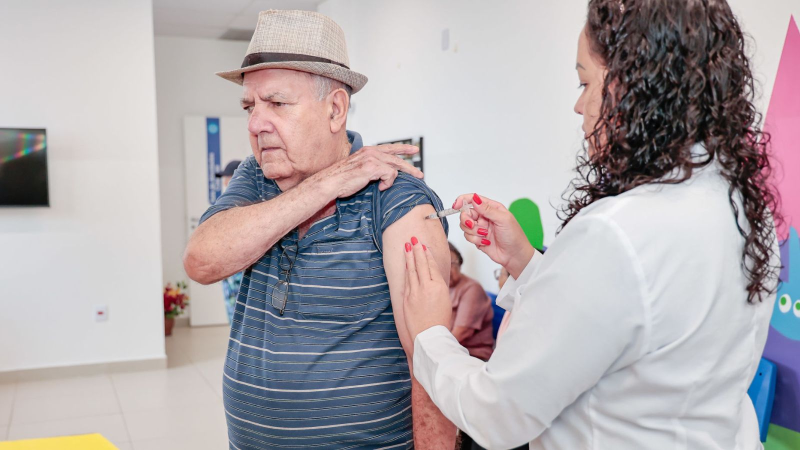 Idoso tomando vacina