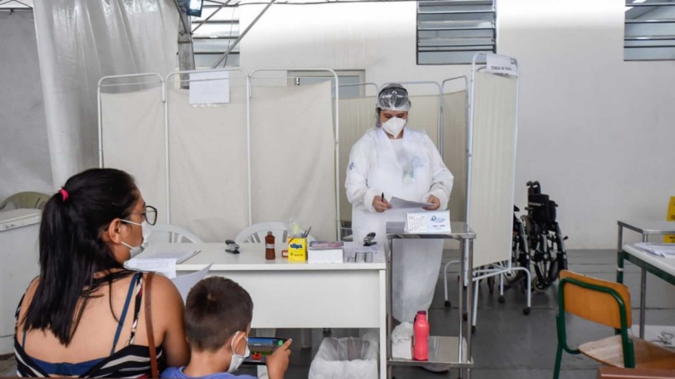 Mulher e criança em ala hospitalar de Jundiaí