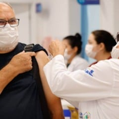 Homem sendo vacinado em Jundiaí