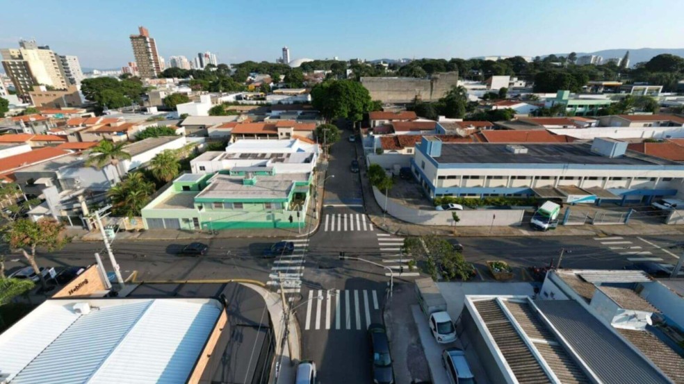 Cruzamento entre as ruas Barão de Teffé e Amadeu Ribeiro, em Jundiaí Cruzamento entre as ruas Barão de Teffé e Amadeu Ribeiro, em Jundiaí