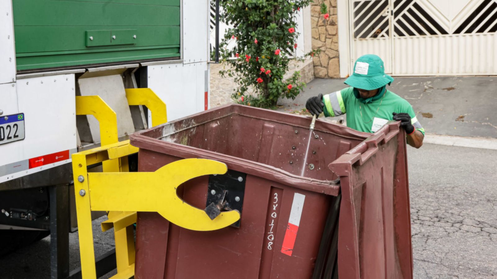 Limpeza de contêiner de lixo em Jundiaí