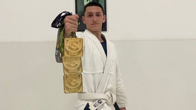 Com apenas 16 anos, o atleta já se destaca como um dos principais nomes na categoria juvenil "faixa branca" do Jiu-Jitsu, representando a equipe Keisei