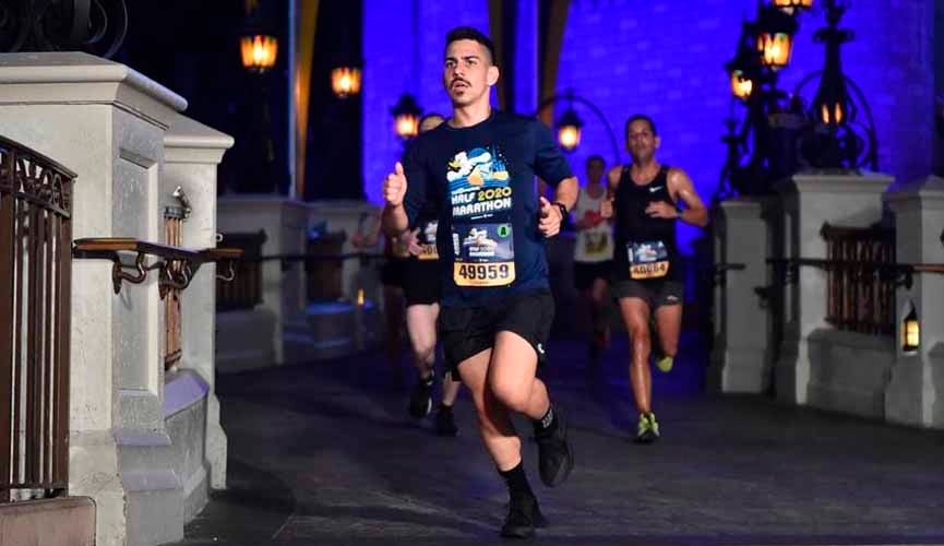 jovem adulto maratonista correndo em meia maratona da disney
