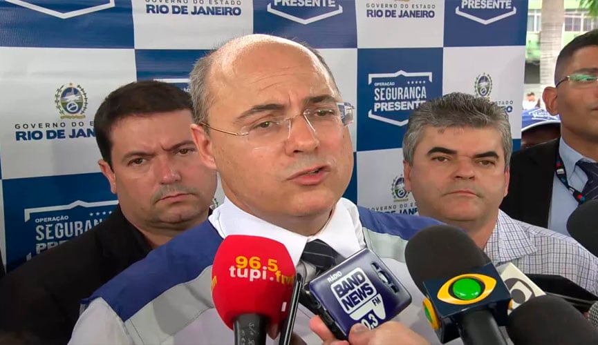 governador do rio de janeiro, wilson witzel, falando para jornalistas com microfones apontados em evento