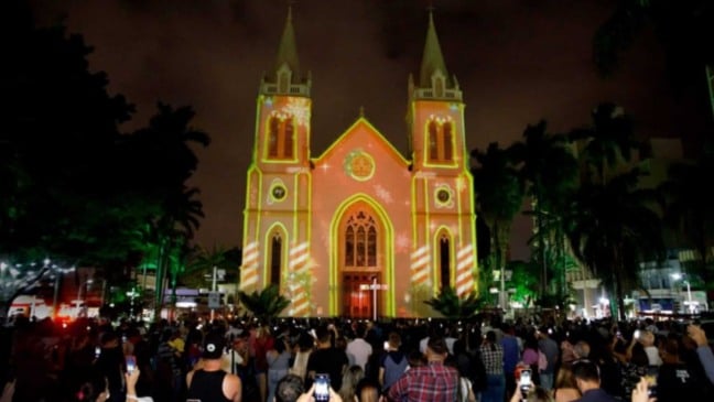 Catedral Nossa Senhora do Desterro iluminada no Centro de Jundiaí