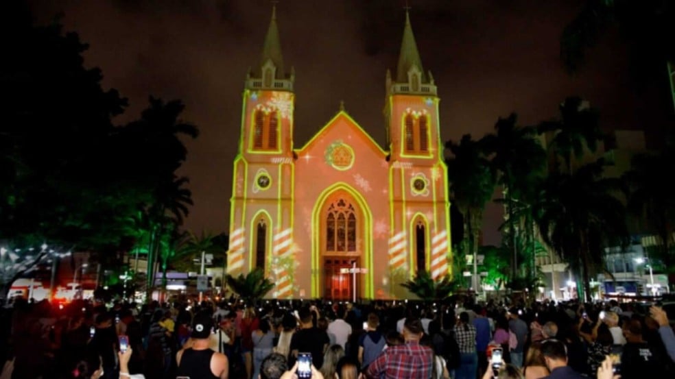 Catedral Nossa Senhora do Desterro iluminada no Centro de Jundiaí
