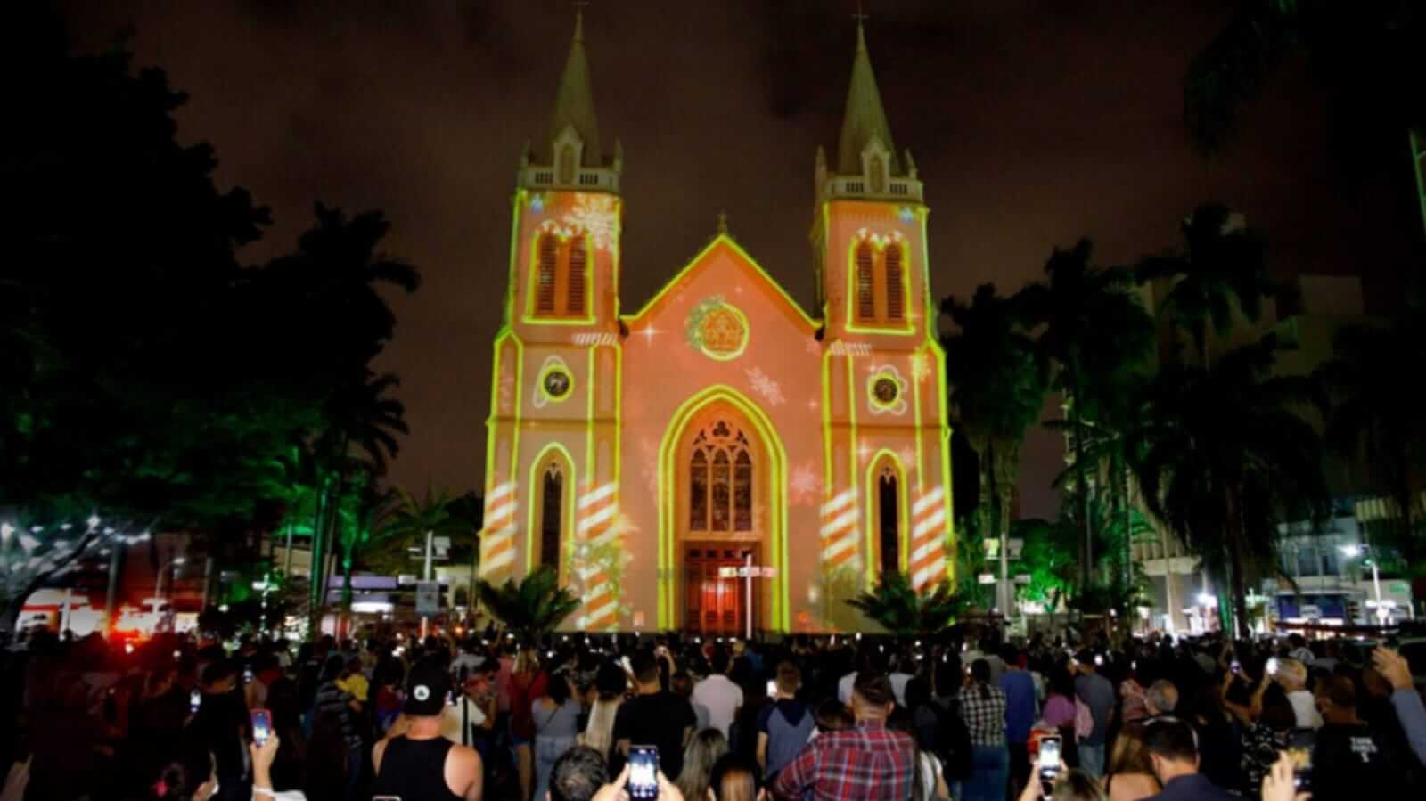 Catedral Nossa Senhora do Desterro iluminada no Centro de Jundiaí
