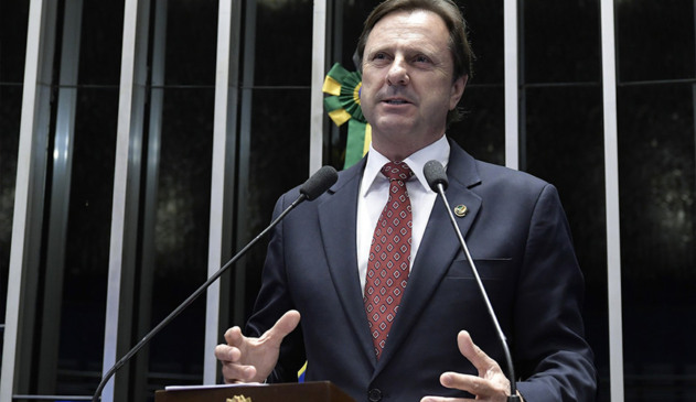 Justiça autoriza senador em prisão domiciliar a passar férias no Caribe