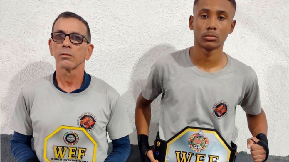 Atleta de Kickboxing, Davy Fernando, ao lado de professor