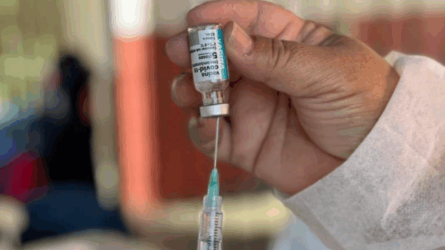 É falsa a informação que vacinas contra Covid-19 causam impotência em homens