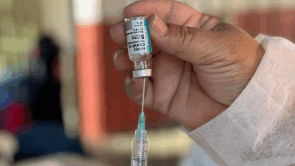 É falsa a informação que vacinas contra Covid-19 causam impotência em homens