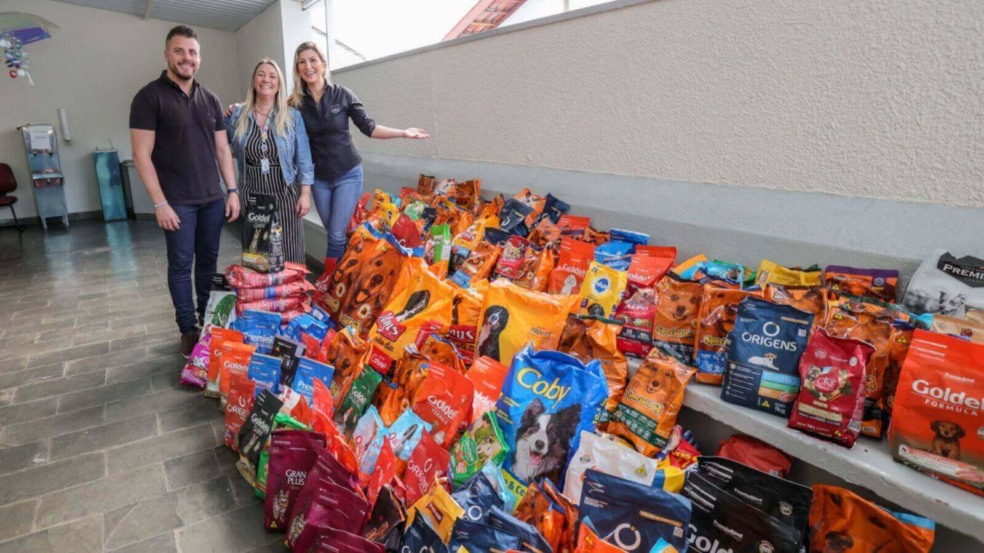 Kuka Fresca doa mais de 500 kg de ração para a Campanha Focinho Solidário de Jundiaí