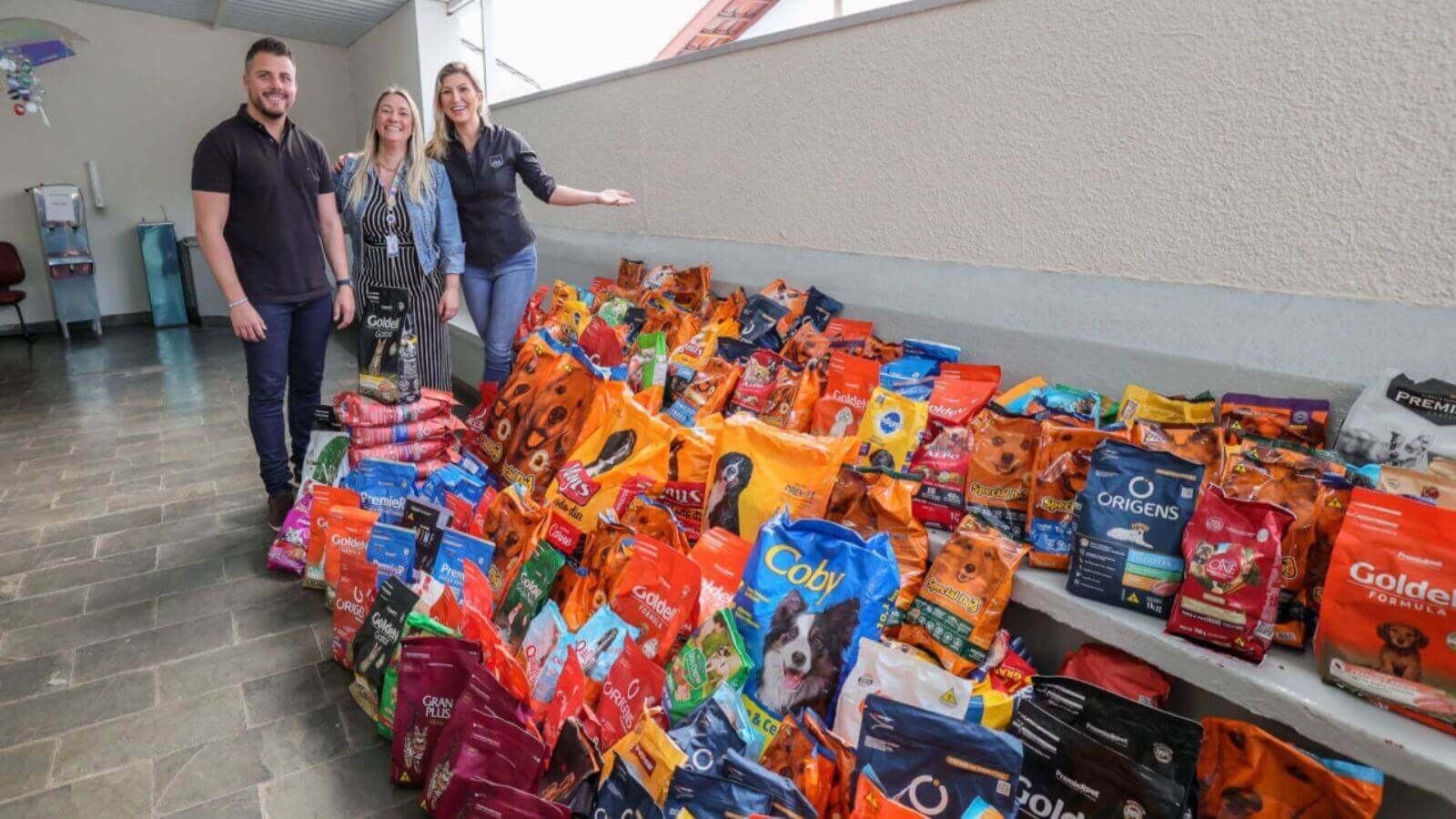 Kuka Fresca doa mais de 500 kg de ração para a Campanha Focinho Solidário de Jundiaí