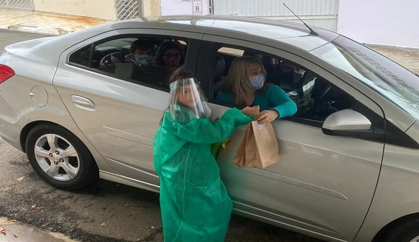 Foto de carro com doações