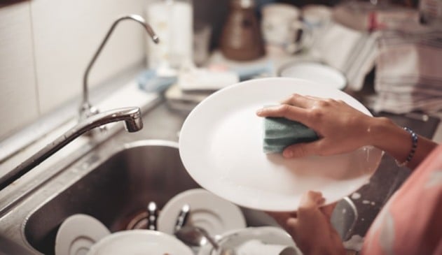 Lavar louça faz bem para a saúde e pode te ajudar a viver mais, segundo pesquisa