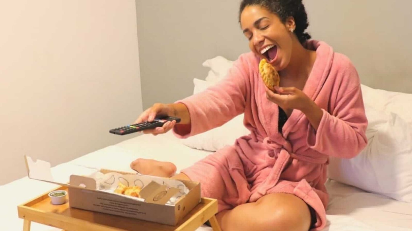 Mulher comendo na cama