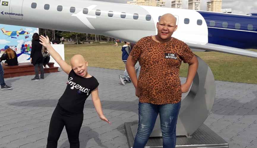 Larissa, de Jundiaí, doa perucas para menina com mesma doença em reportagem do Câmera Record