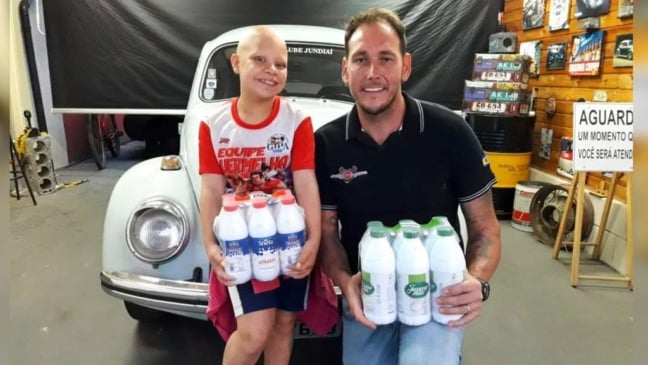 larissa e rafael arrecadam leite em troca de serviço de rastreamento de veículo