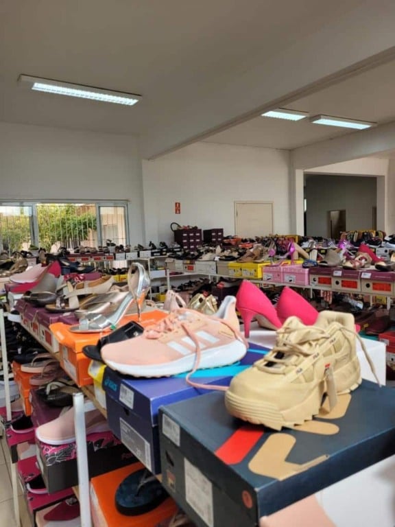 Sapatos do saldão Latraviata no Grendacc