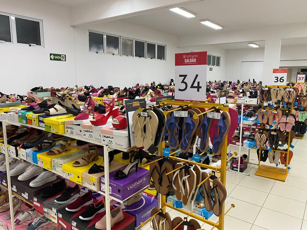 Sapatos do saldão Latraviata no Grendacc