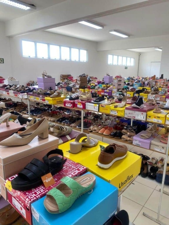 Sapatos do saldão Latraviata no Grendacc