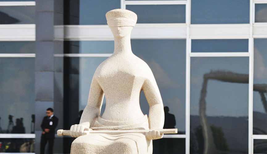 escultura com o símbolo da Justiça em frente ao Supremo Tribunal Federal