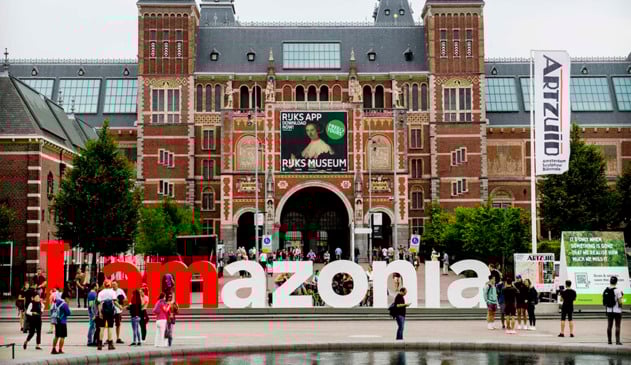 Letreiro em Amsterdã é reinstalado e protesta pela preservação da Amazônia