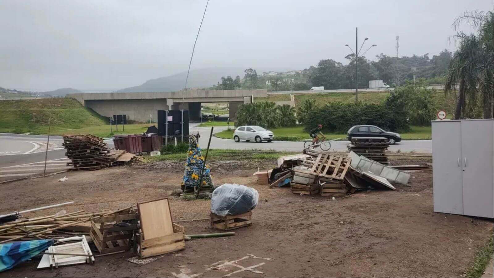 Lixo e árvore de Natal Veja como ficou a frente do quartel de Jundiaí após acampamento bolsonarista
