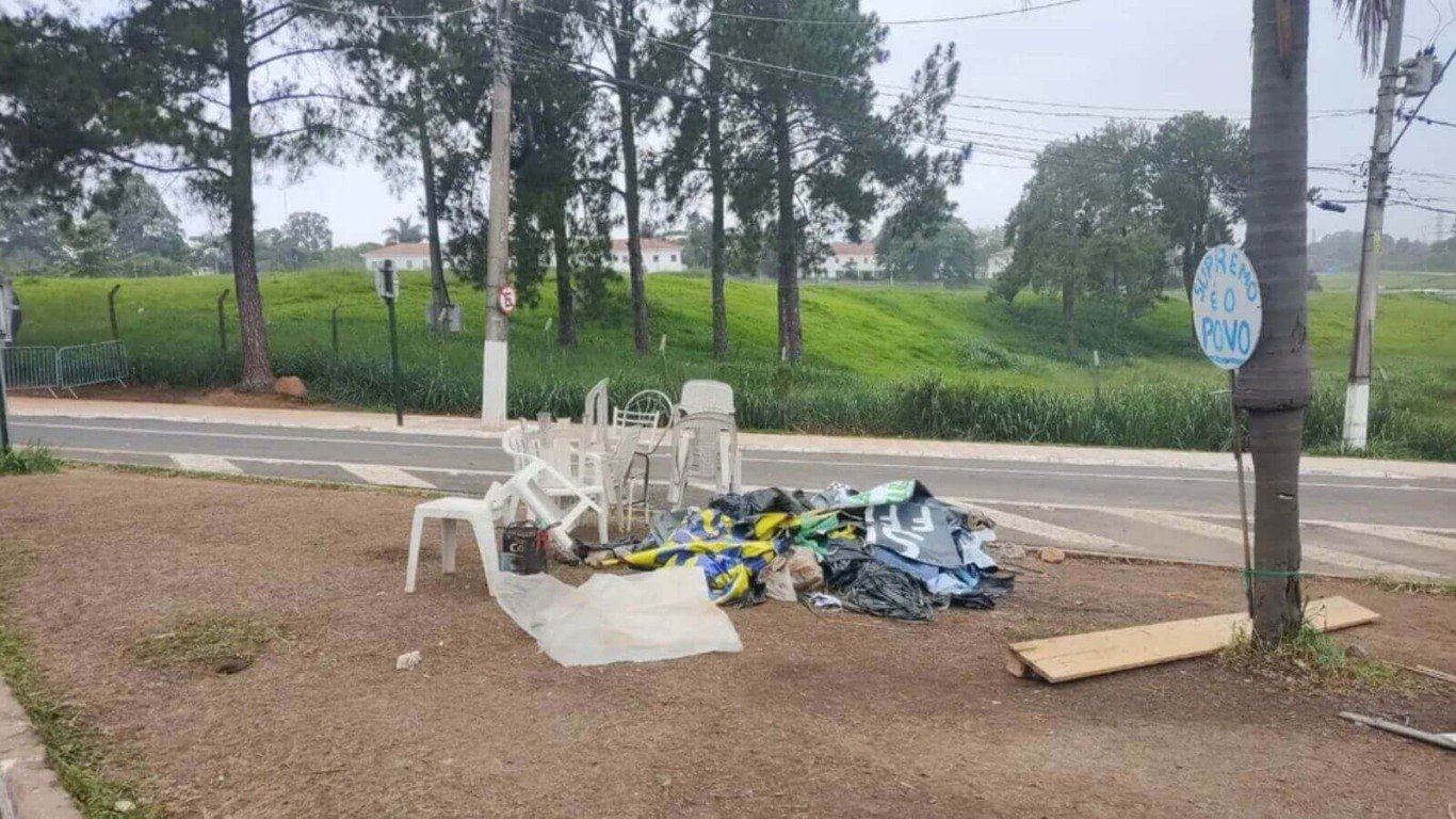 Lixo e árvore de Natal Veja como ficou a frente do quartel de Jundiaí após acampamento bolsonarista