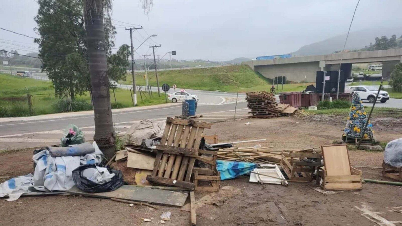 Lixo e árvore de Natal Veja como ficou a frente do quartel de Jundiaí após acampamento bolsonarista