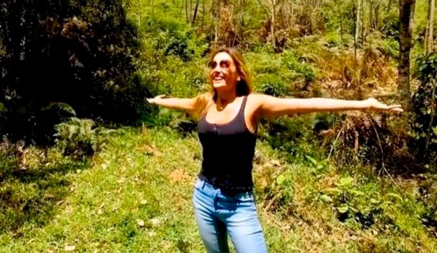 ativista luísa mell em seu novo santuário abrindo os braços em comemoração