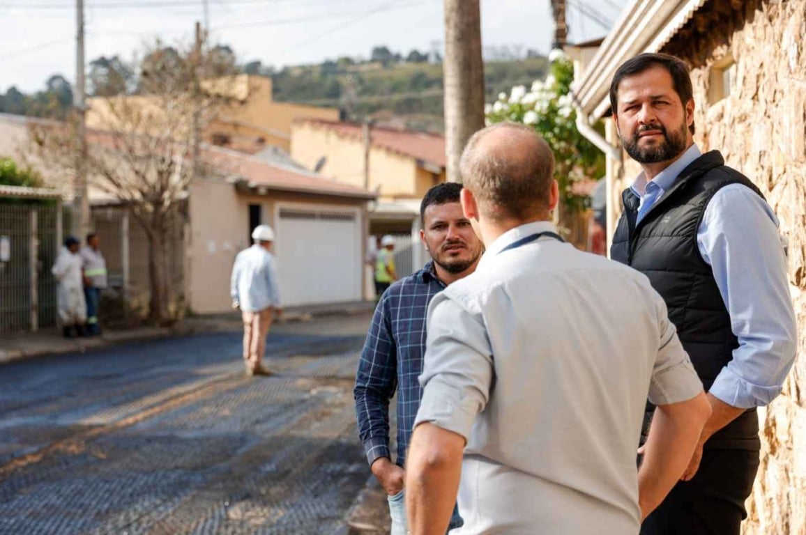 Prefeito de Jundiaí, Luiz Fernando Machado esteve no Jardim Danúbio para conferir o avanço nas obras de recapeamento