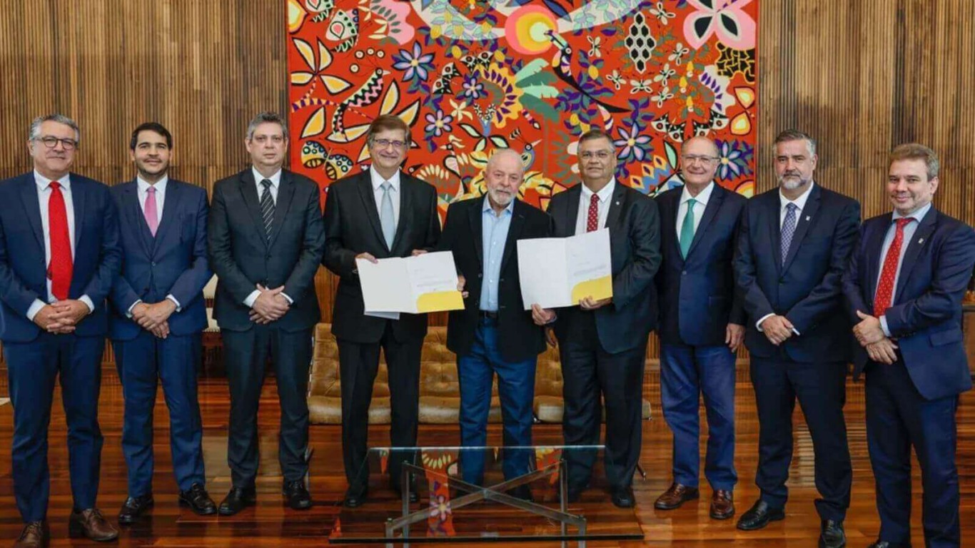 Paulo Gustavo Gonet e Flávio Dino com o presidente Lula após indicação para a PGR e o STF