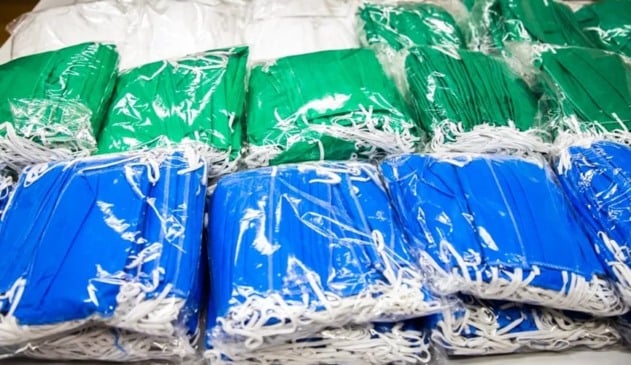 Foto de máscaras embaladas em pacote transparente de plástico