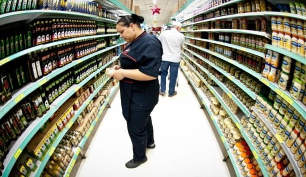 Foto de mulher em frente à prateleira