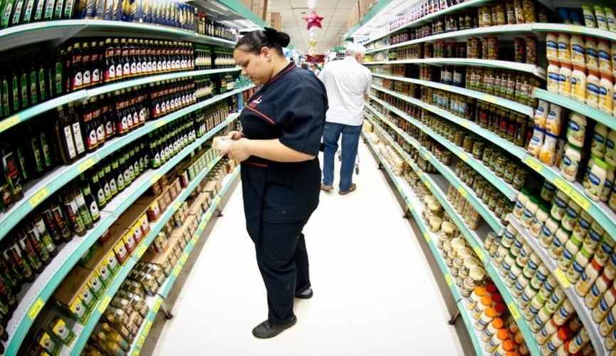 Foto de mulher em frente à prateleira