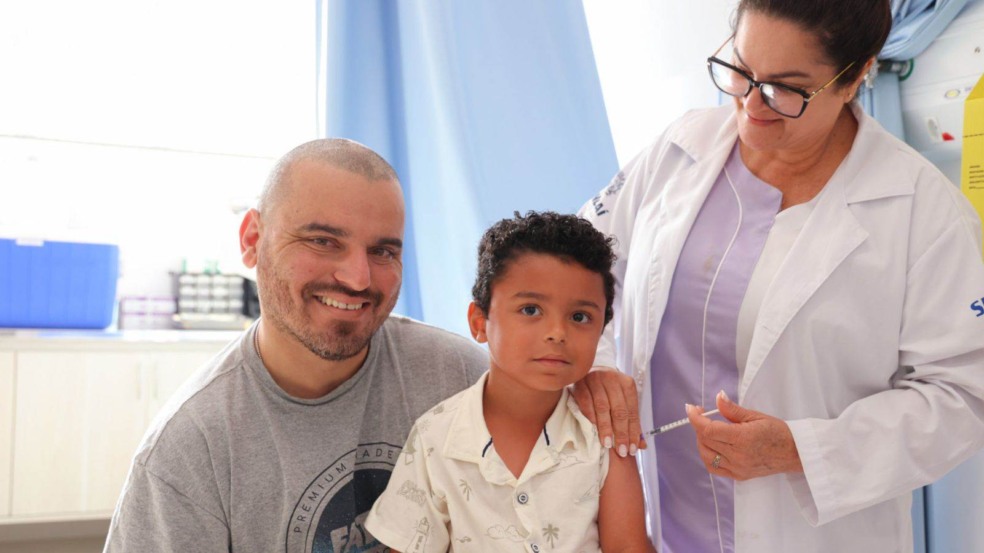 Aplicação de vacina em criança. Aplicação de vacina em criança.