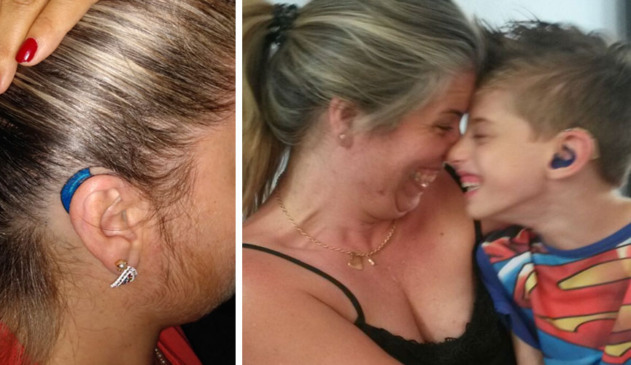 À esquerda, mãe com tatuagem de aparelho auditivo em homenagem ao filho; à direita, mãe e filho abraçados e rindo