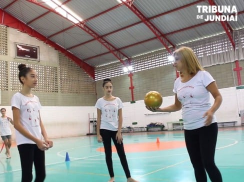 Mãe participa junto com filhas dos treinos de ginástica rítmica