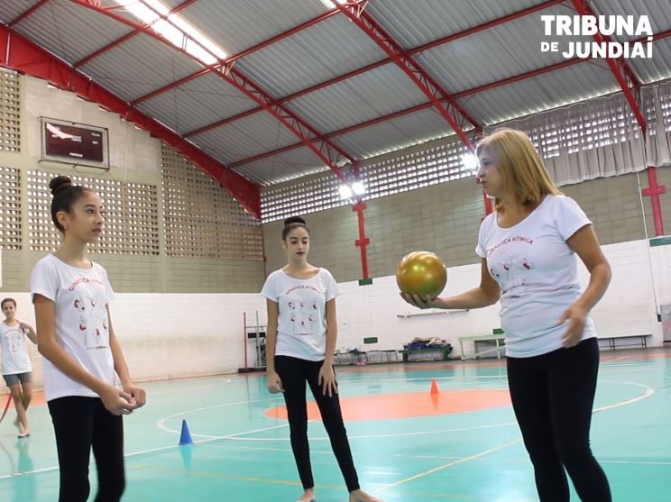 Mãe participa junto com filhas dos treinos de ginástica rítmica