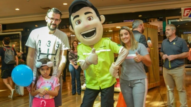 Walisson Matos, sua filha Alice e a mulher Juliane também tiraram foto com o mascote da campanha Maio Amarelo (Foto: Prefeitura de Jundiaí)