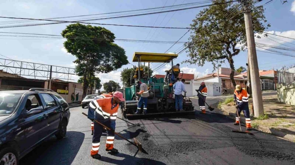 Rua Maceió: equipe trabalha em aplicação de nova capa asfáltica em importante via de ligação entre avenidas (Foto: Prefeitura de Jundiaí)