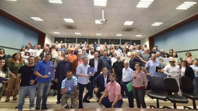 Famílias de Jundiaí recebem registros de loteamentos regularizados