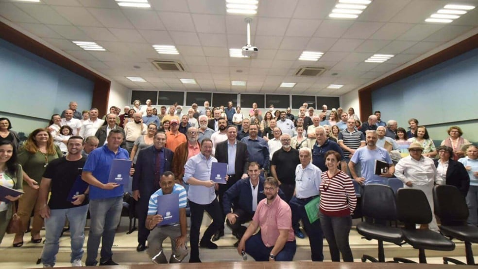 Famílias de Jundiaí recebem registros de loteamentos regularizados