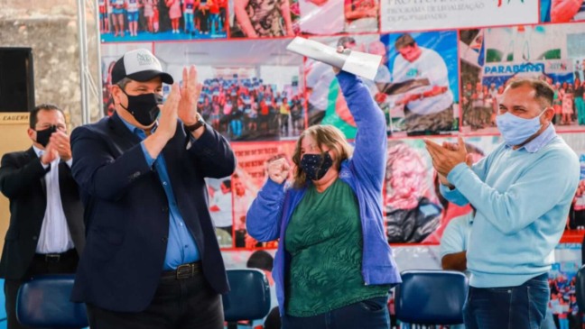 Prefeito e vice-prefeito de Itupeva entregam documento à moradora da cidade